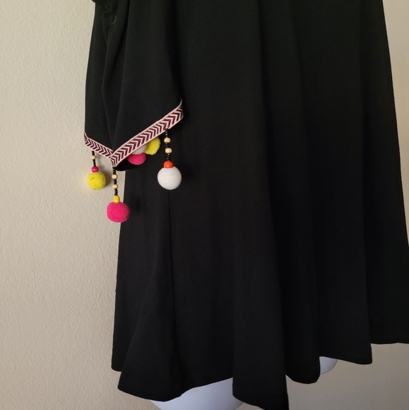 Neiman Marcus Cold Shoulder Top - Picture 6 of 11